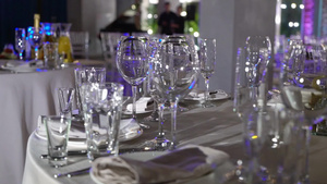 餐厅中的玻璃杯餐盘和餐巾纸7秒视频