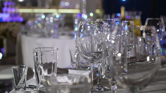 餐厅中的玻璃杯餐盘和餐巾纸一个聚会的封面桌视频