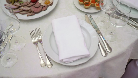 餐厅中的玻璃杯餐盘和餐巾纸一个聚会的封面桌视频