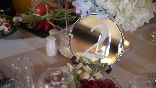 聚会上装饰的桌子庆祝婚礼或其他活动视频
