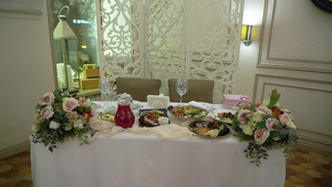 在婚礼庆祝晚宴上餐桌上装饰食品和餐厅食物10秒视频
