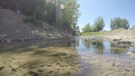 夏季的溪水流淌清净的水视频