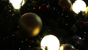 在非焦点灯光背景上的圣诞树装饰品13秒视频