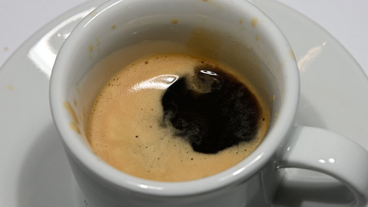 咖啡滴落到白咖啡杯视频