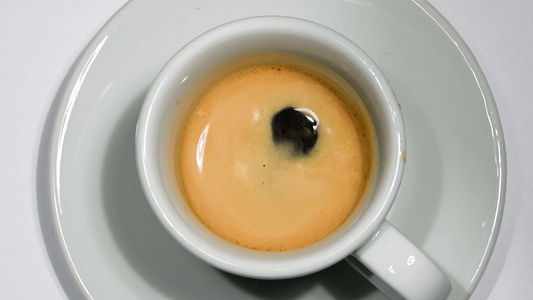 咖啡滴落到白咖啡杯视频