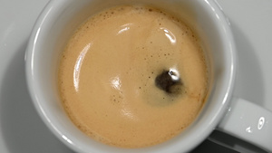 咖啡滴落到白咖啡杯9秒视频