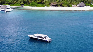 海上观海旅游沿蓝海和白沙背景在波浪附近进行海滩旅行11秒视频