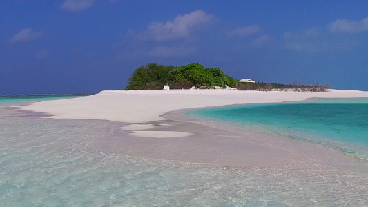 珊瑚礁附近白沙背景的水蓝色海水对美丽泻湖海滩时间的视频