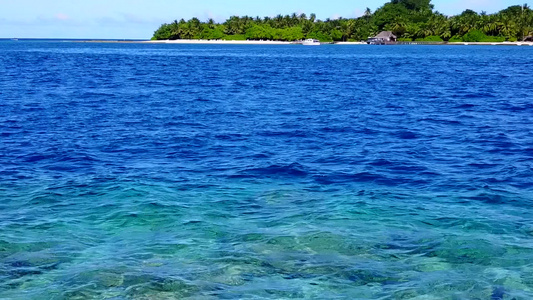 通过透明的海洋和沙洲附近明亮的沙质背景享受海洋海景视频