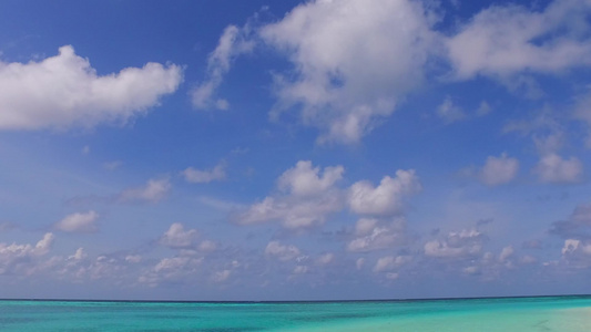 蓝色环礁湖和白色沙滩背景在海浪附近进行的海岸海滩探险视频