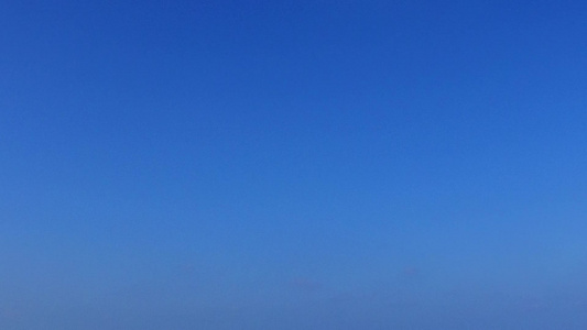 通过浅海和靠近海浪的浅沙及浅沙背景关闭天堂岛海滩野生视频