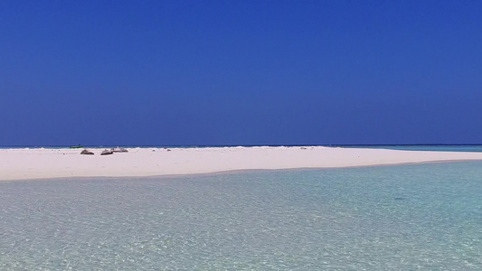 蓝海和日落前清洁沙滩背景的海洋环礁湖海滩航行宽角天空视频