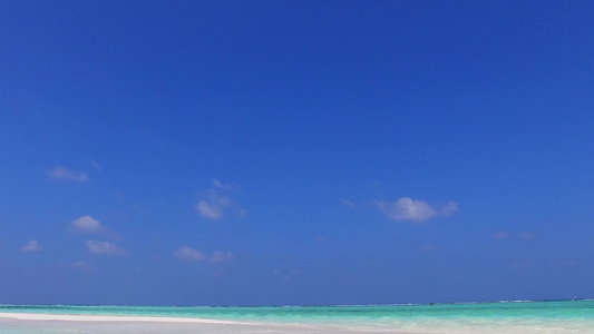 沙滩附近绿绿水和白沙背景的海滨探险之旅具有外来海洋视频