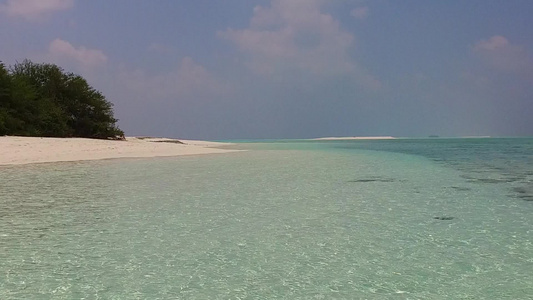 天堂度假胜地海滩被蓝色水海和靠近度假胜地的白色沙滩视频