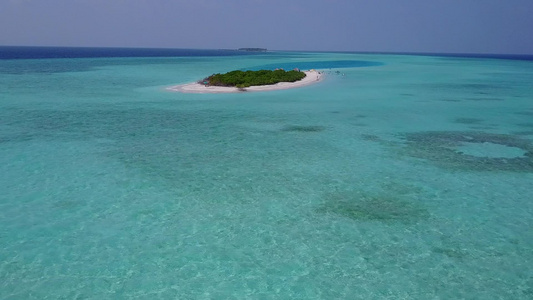 海洋旅游海滩生活方式的近海景日出后因绿海和白色沙沙滩视频