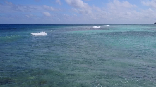 以海浪附近有白色沙滩背景的蓝色水海打破海洋岛屿海滩视频