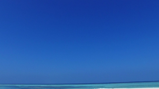 沙滩附近白沙背景的蓝水完美海岸海滩之旅的阳光之旅视频