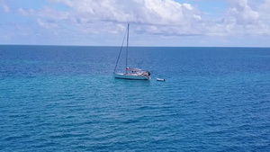 沿蓝海和沙滩附近的白沙地背景航行的蓝海和白沙13秒视频