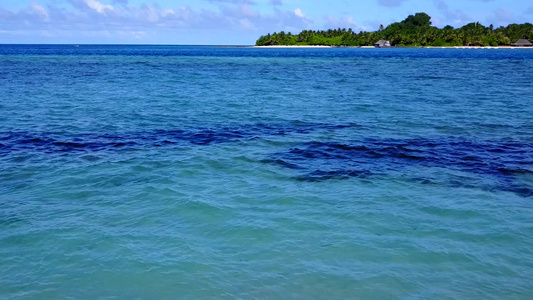 沙滩附近浅海和白沙背景的完美海岸海滩航程的夏季海上视频