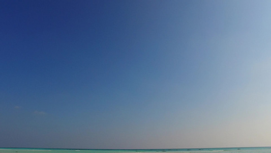 阳光明媚的热带海湾海滩假日风景蓝环礁湖和阳光下的白沙视频