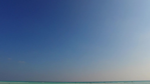 阳光下透明水和干净沙质背景的海滩12秒视频