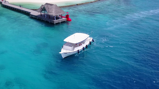 海洋度假胜地海滩被海平面蓝色大海和波浪附近的白色沙滩视频