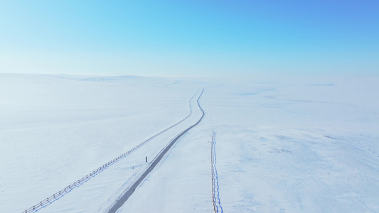 4k航拍呼伦贝尔冬季冰雪草原公路风景视频