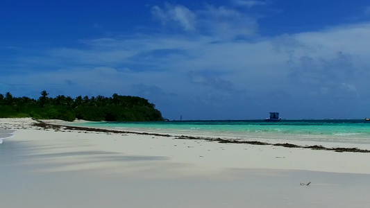 阳光明媚的豪华海湾海滩旅游在沙滩附近用清水和白沙子视频