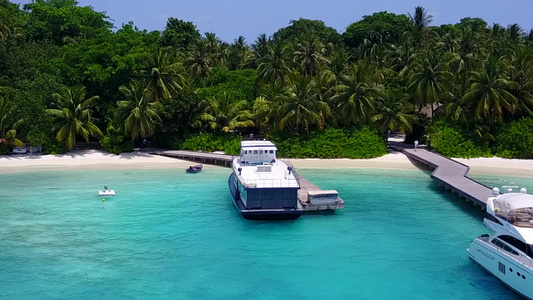 海洋海景海滩度假的夏季景观靠近冲浪的白色沙滩背景的视频