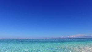 完美泻湖海滩之旅的夏日风景靠近海浪的白色沙滩背景的13秒视频