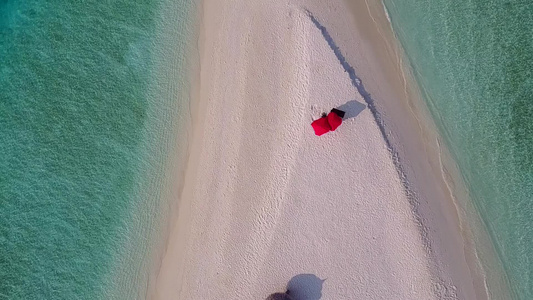 复制沙洲附近白沙背景蓝绿海宁静海岸海滩度假的空间摘要视频