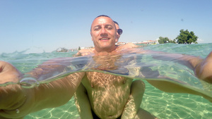 浪漫快乐情侣的自拍在松绿海滨水中放松暑假概念30秒视频