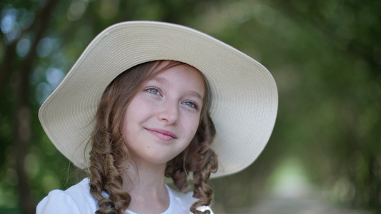 在白色夏天帽子的浪漫女孩画像关闭了面对微笑女孩少年视频