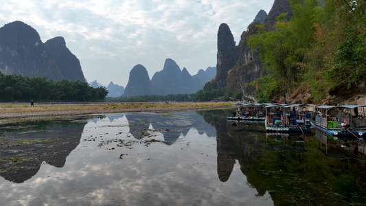 航拍阳朔漓江江面喀斯特地貌景观视频