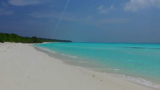 蓝绿海和棕榈附近白沙背景的天际天堂环礁湖海滩假日视频