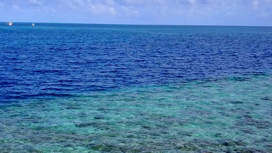 由阳光下有白色沙子背景的绿松石环礁环礁湖进行完美的视频