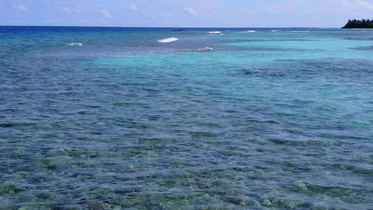 沙洲附近白沙背景的蓝绿水异国旅游海滩之旅的阳光旅游视频