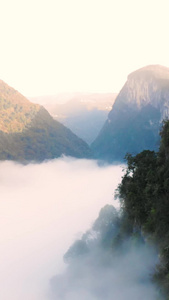 山间云雾仙境的大山半山腰的云视频