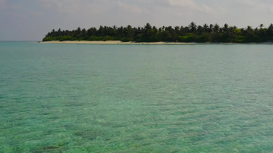 沙洲附近清水白沙背景热带海景海滩度假的特写视频