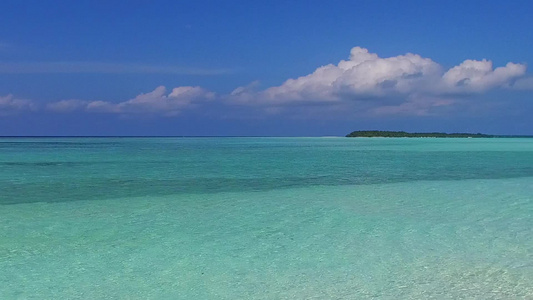 珊瑚礁附近白沙背景的蓝海复制完美海景海滩时间的空间视频