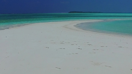 浅环礁湖和接近海浪的白色沙滩背景下旅游海滩度假近波视频