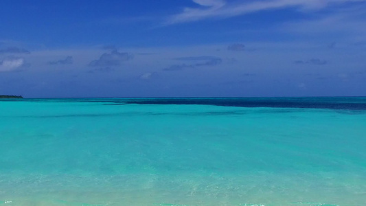 阳光明媚的海岸海滩风景海面附近有清晰的环礁湖和白色视频