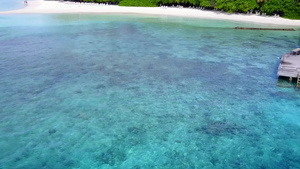 以黄昏前的蓝色水礁湖和浅沙背景为例紧贴热带海滨海滩13秒视频