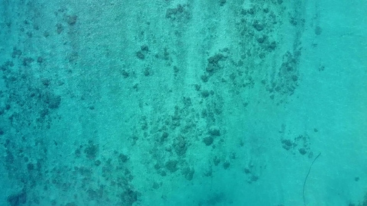 在沙洲附近有白沙背景的清澈海水中空荡荡的异国海岸海滩视频