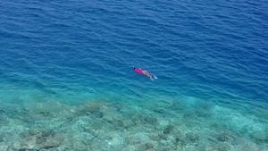 清澈的海水靠近波浪的亮沙背景美丽的海景海滩时光的温暖11秒视频