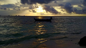 白沙底蓝水在沙滩附近进行海岸海滩探险的蓝色水域其白沙9秒视频