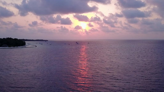 阳光明媚的外观海滨海滩生活方式日出后海水清澈白沙子视频