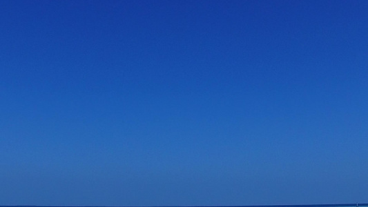 关闭热带岛屿海滩的风景沿蓝海航行在日落前有白色沙滩视频