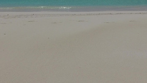 蓝色环礁湖在海浪附近的白沙背景下将宁静的海岸海滩探险11秒视频