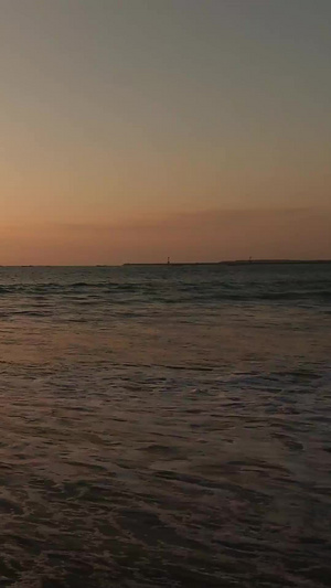 落日时海边独自听海的女生背影视频素材天际线20秒视频
